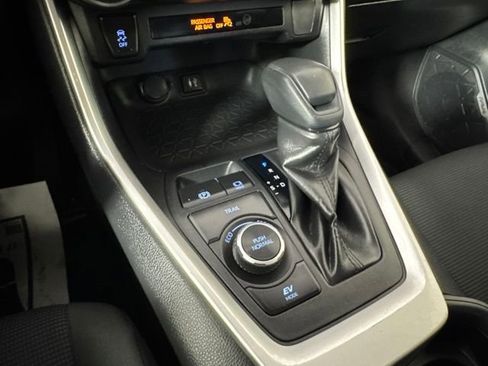 Used 2019 Toyota RAV4 LE w/ Carpet Mat Package AWD/4WD image 17