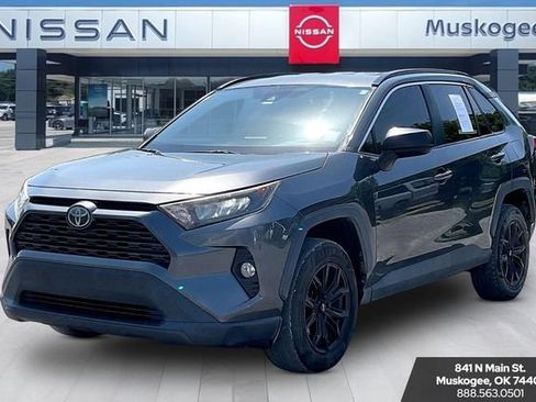 Used 2020 Toyota RAV4 LE FWD image 3