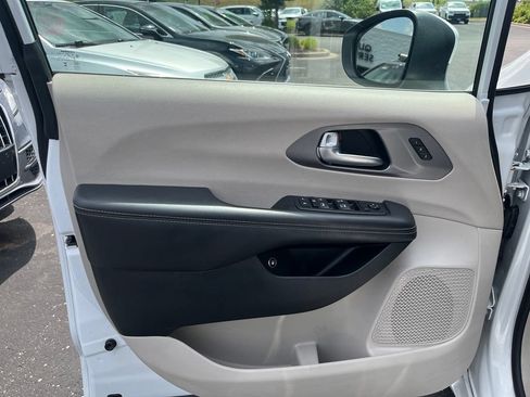 Used 2023 Chrysler Pacifica Touring-L FWD image 9