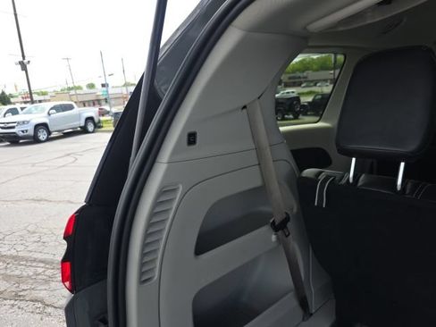 Used 2023 Chrysler Pacifica Touring-L FWD image 37