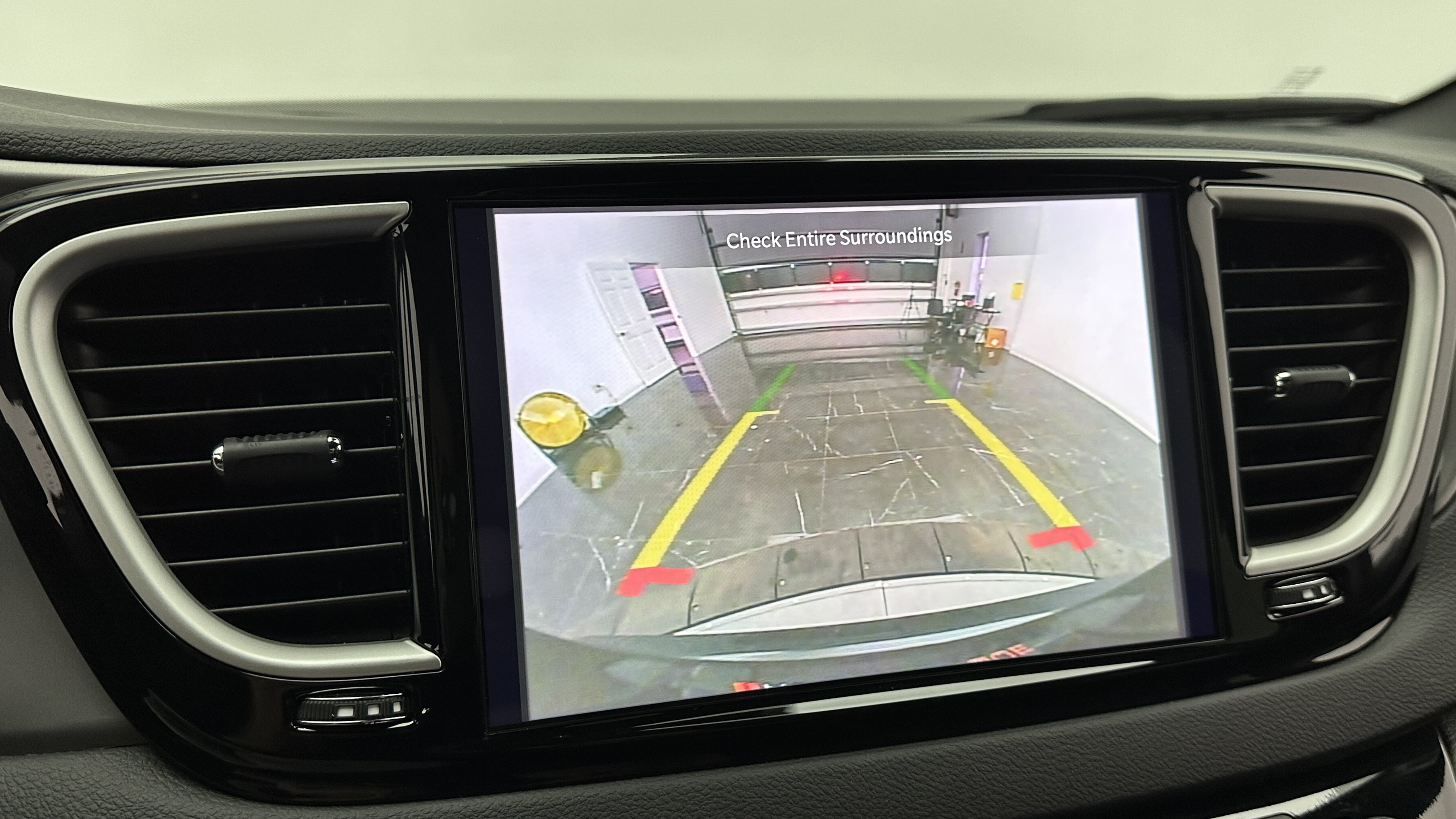 Used 2025 Chrysler Pacifica Select FWD image 18