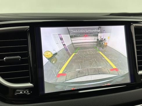 Used 2025 Chrysler Pacifica Select image 18