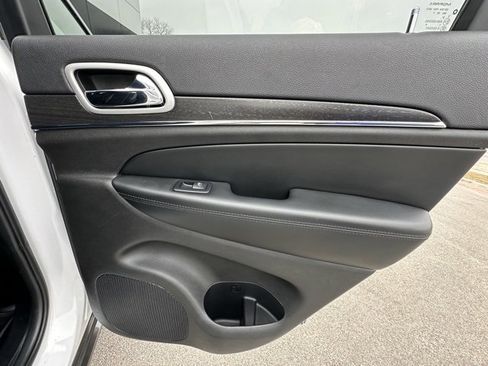 Used 2018 Jeep Grand Cherokee Limited image 29
