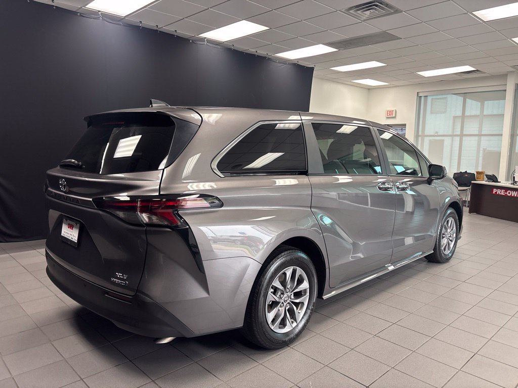 Used 2024 Toyota Sienna XLE FWD image 3