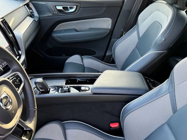 Used 2022 Volvo XC60 B5 R-Design FWD image 11
