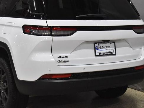 New 2025 Jeep Grand Cherokee Limited image 8