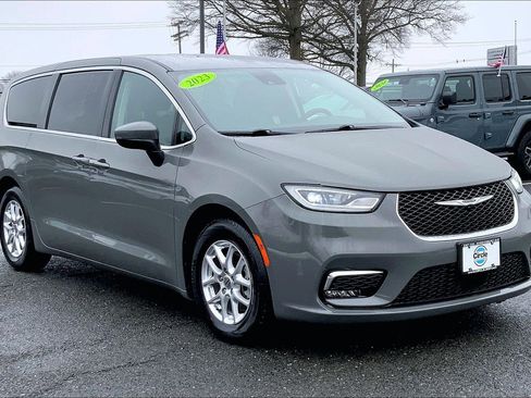 Used 2023 Chrysler Pacifica Touring-L image 2