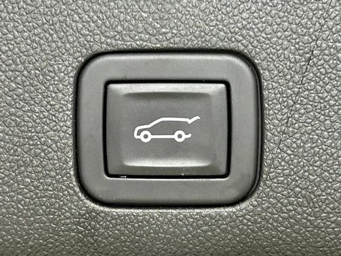 Used 2025 GMC Yukon XL Denali AWD/4WD image 17