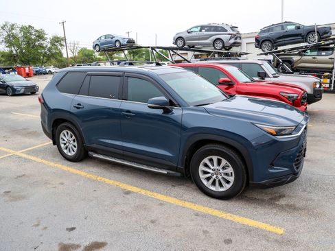 Used 2025 Toyota Grand Highlander FWD image 7