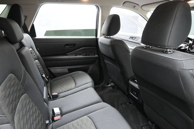 Used 2025 Nissan Pathfinder SV FWD image 31