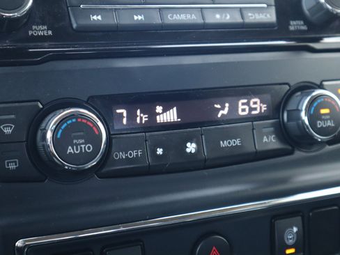 Used 2021 Nissan Titan SV w/ SV Convenience Package image 87