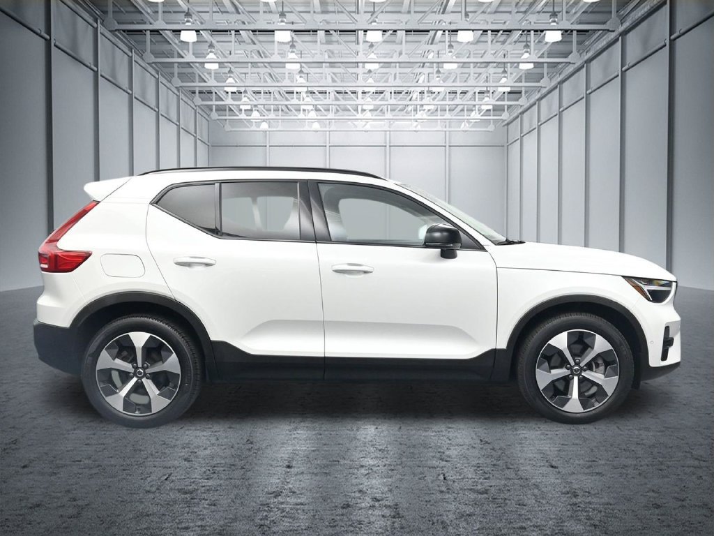 Used 2023 Volvo XC40 B4 Ultimate FWD image 3