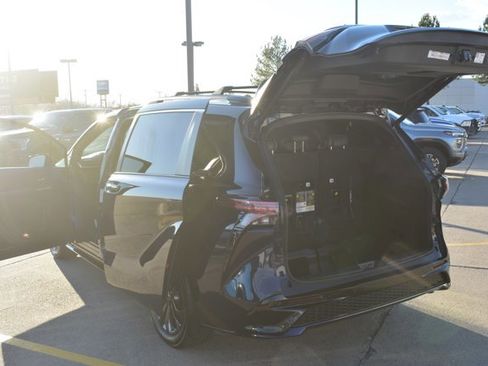 Used 2023 Toyota Sienna XSE image 17