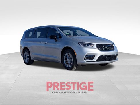 New 2026 Chrysler Pacifica Select AWD/4WD image 3