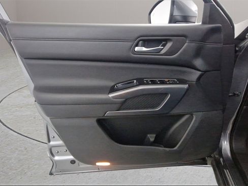 Used 2022 Nissan Pathfinder SL image 12