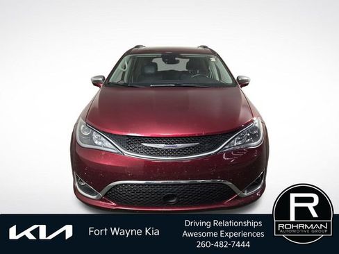 Used 2019 Chrysler Pacifica Limited w/ Tire & Wheel Group FWD image 3