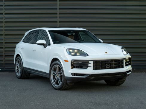 Certified 2024 Porsche Cayenne AWD/4WD image 10