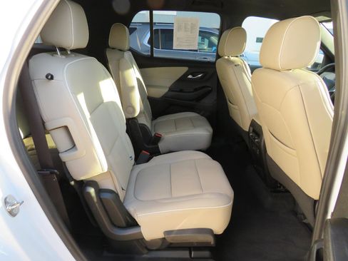 Used 2023 Chevrolet Traverse Premier image 12