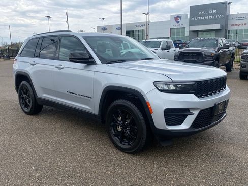 Used 2024 Jeep Grand Cherokee Altitude AWD/4WD image 8