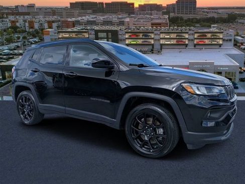 Certified 2025 Jeep Compass Latitude w/ Convenience Group AWD/4WD image 1