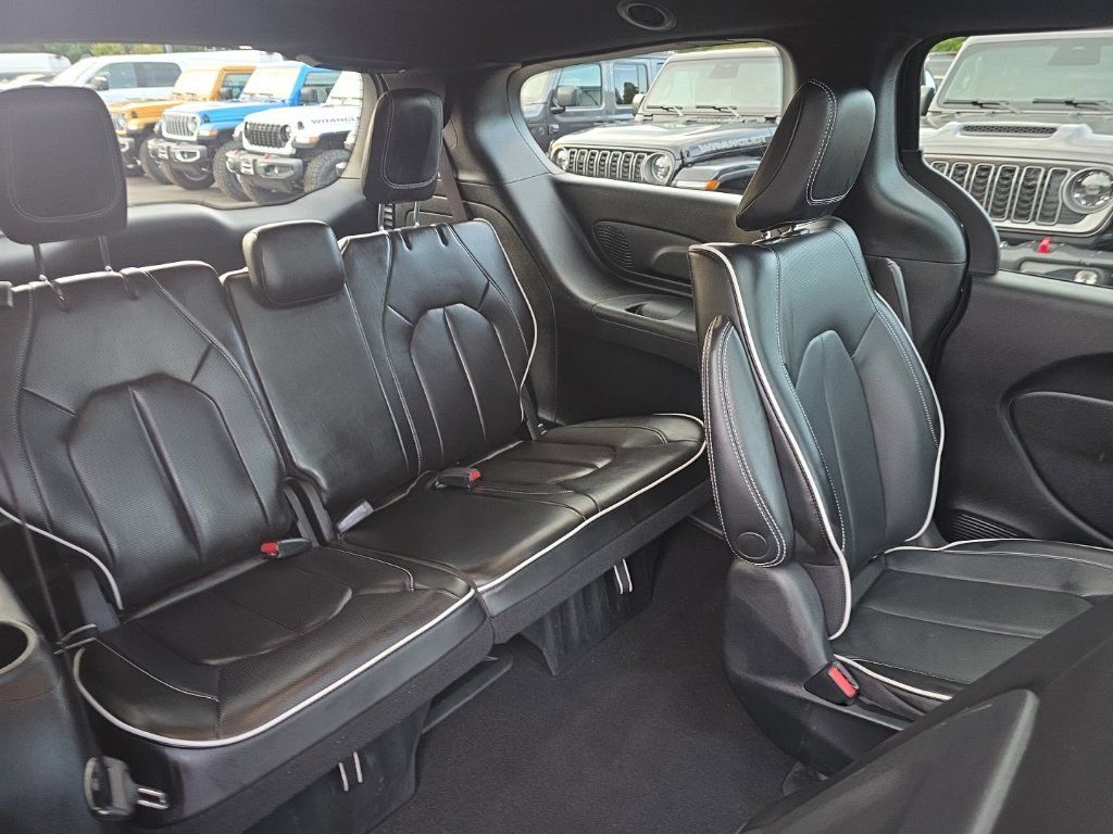 Used 2023 Chrysler Pacifica Limited w/ S Appearance Package FWD image 12