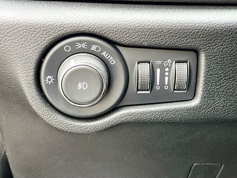 Used 2025 Chrysler Pacifica Select image 20