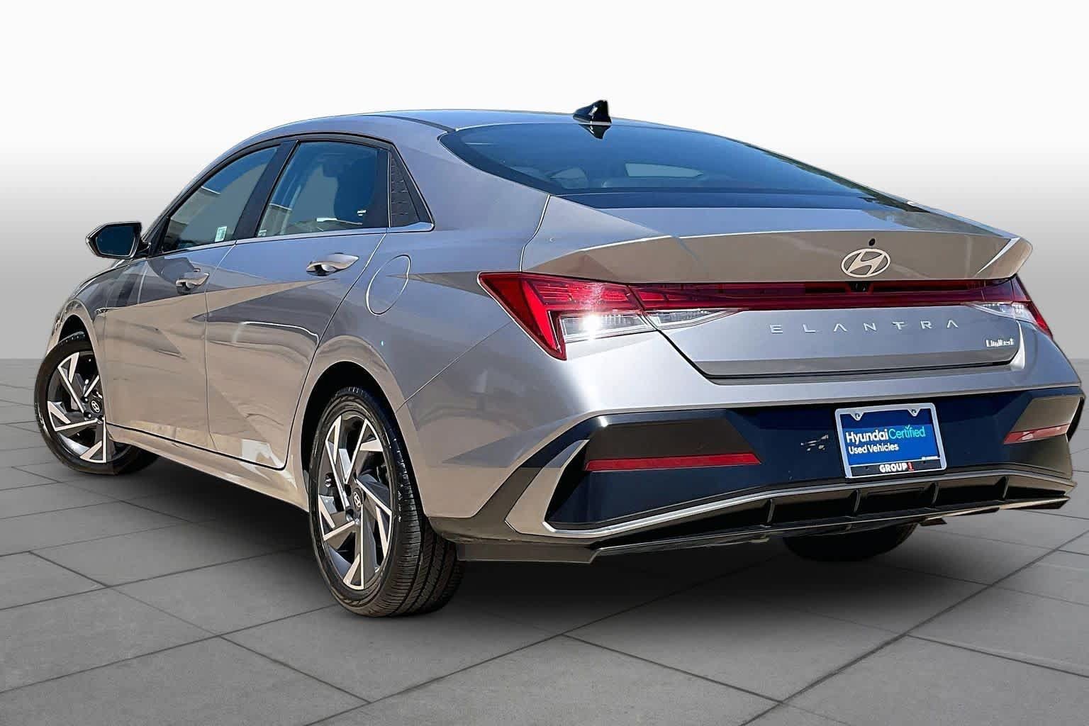 Certified 2025 Hyundai Elantra Limited FWD image 12