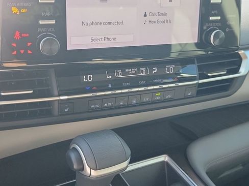 Used 2023 Toyota Sienna XLE image 23