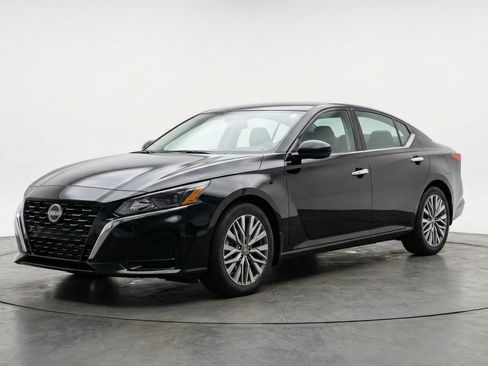 Used 2025 Nissan Altima 2.5 SV FWD image 3