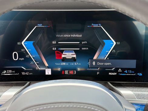 Used 2025 BMW 750e xDrive w/ Executive Package image 39