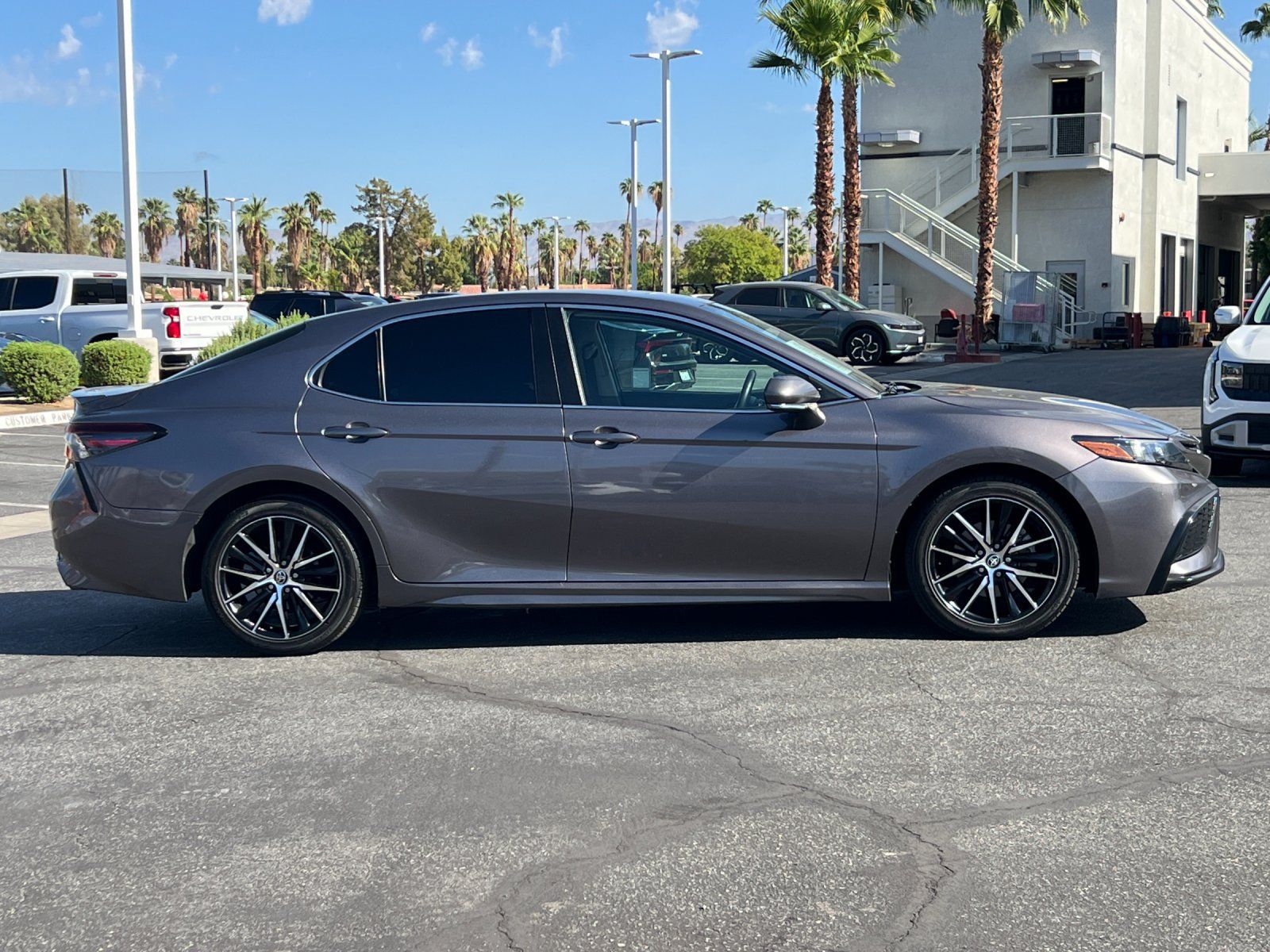 Used 2022 Toyota Camry SE FWD image 2