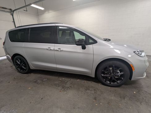 New 2026 Chrysler Pacifica Select FWD image 3