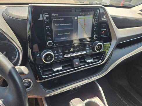 Used 2020 Toyota Highlander XLE AWD/4WD image 29