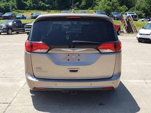 Used 2018 Chrysler Pacifica Touring Plus FWD image 4