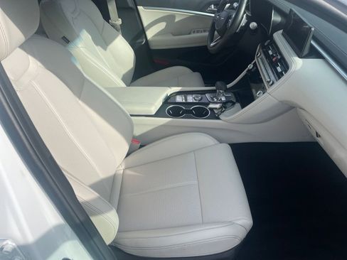 Used 2025 Genesis G70 2.5T image 36