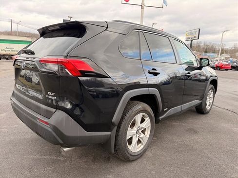 Used 2021 Toyota RAV4 XLE w/ Convenience Package image 4