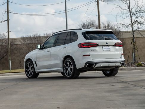 Used 2021 BMW X5 xDrive40i w/ M Sport Package image 3