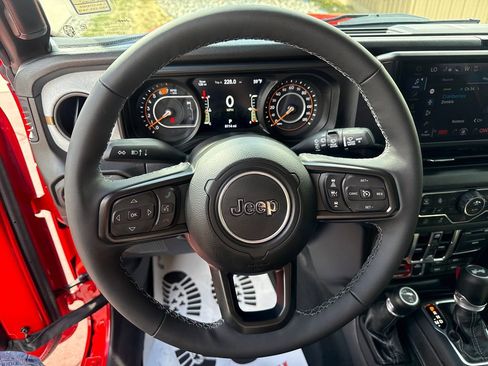 Used 2025 Jeep Wrangler Willys image 17