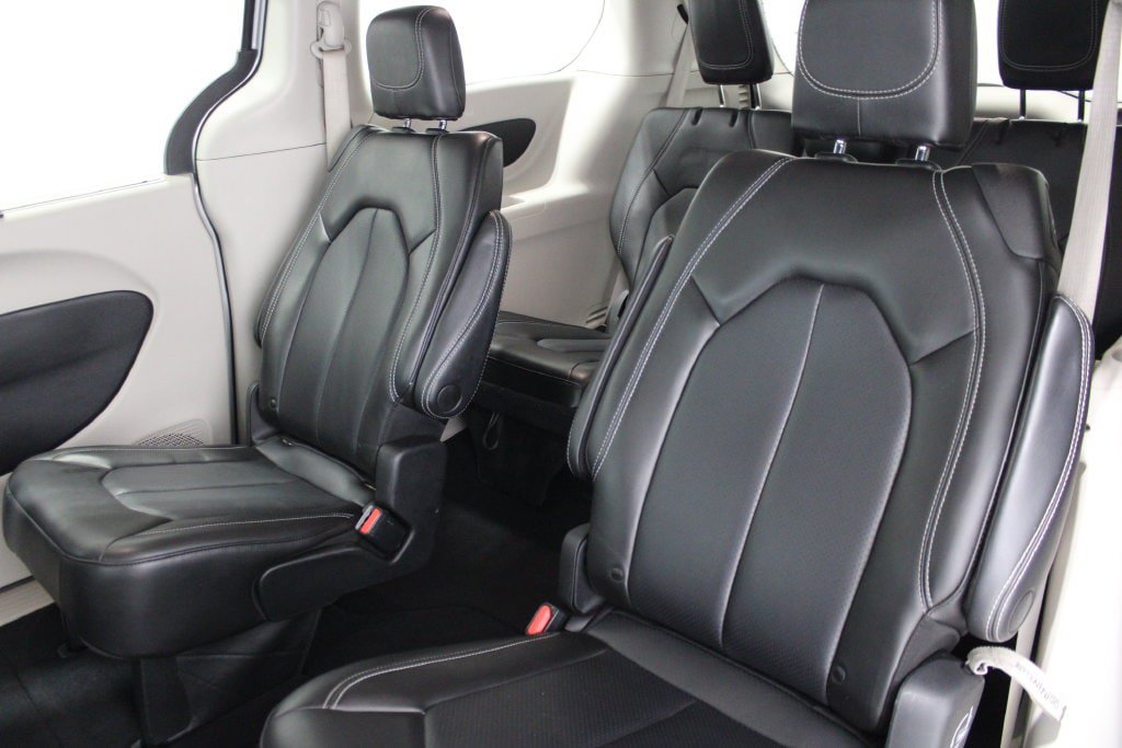 Used 2023 Chrysler Pacifica Touring-L FWD image 17