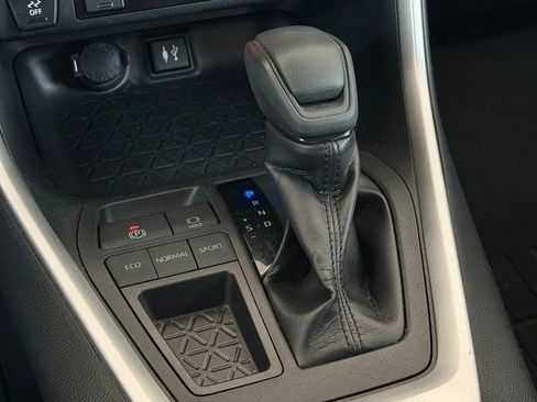 Used 2019 Toyota RAV4 XLE w/ Convenience Package FWD image 18