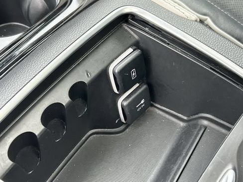 Used 2023 Chrysler Pacifica Limited FWD image 30