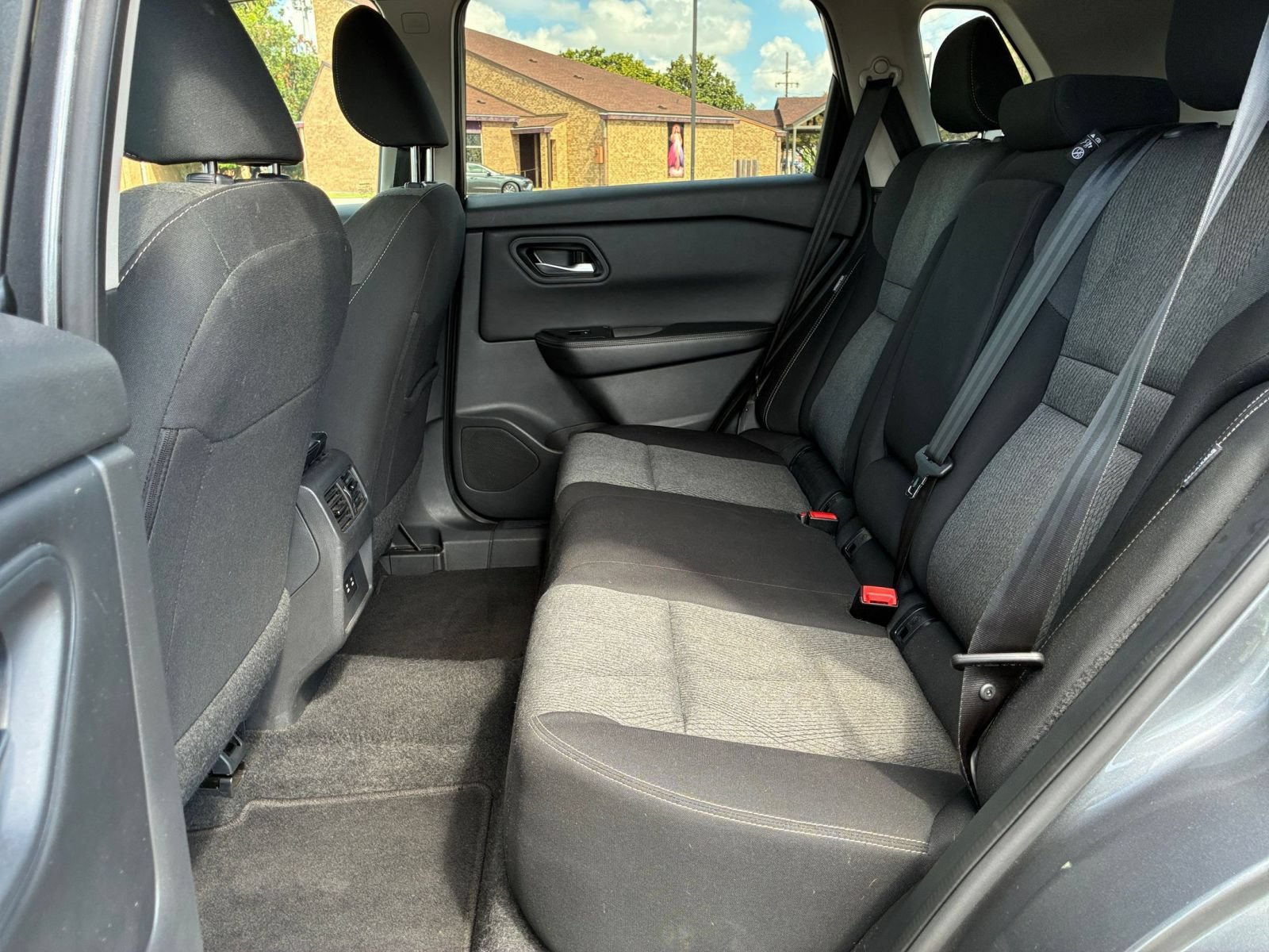 Used 2025 Nissan Rogue SV FWD image 27
