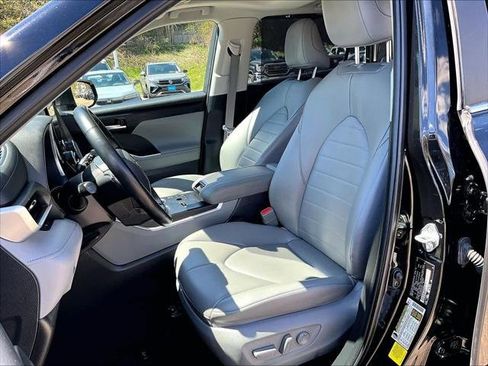 Used 2024 Toyota Highlander XLE FWD image 10