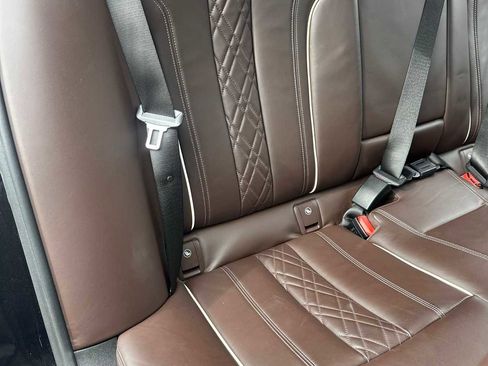 Used 2018 BMW M550i xDrive image 12