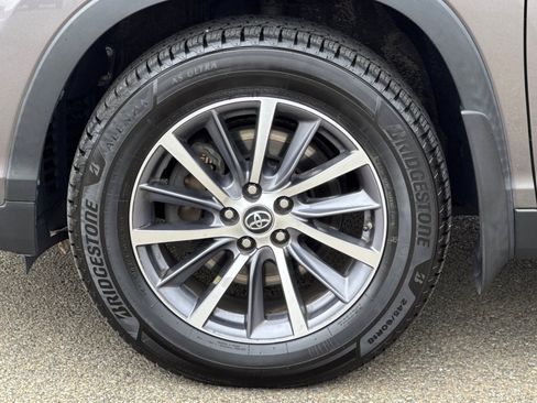 Used 2019 Toyota Highlander XLE AWD/4WD image 12
