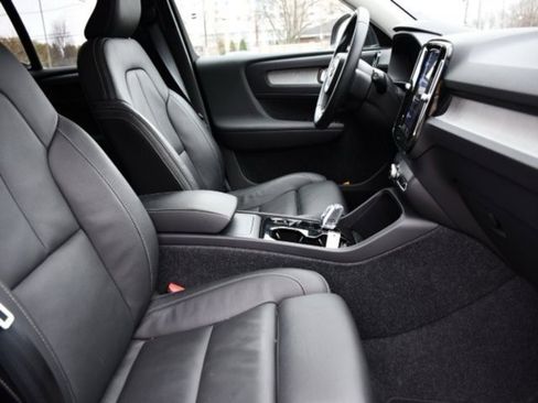 Certified 2025 Volvo XC40 B5 Plus image 27