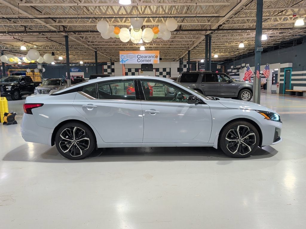 Used 2023 Nissan Altima 2.5 SR FWD image 7