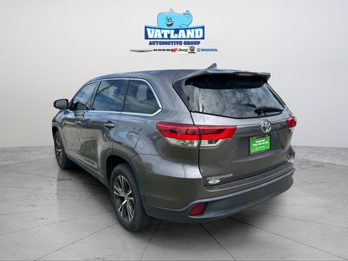 Used 2019 Toyota Highlander Plus FWD image 3