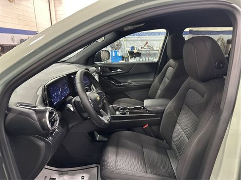 Used 2026 Chevrolet Equinox LT AWD/4WD image 9