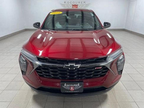 Used 2025 Chevrolet Trax RS FWD image 2